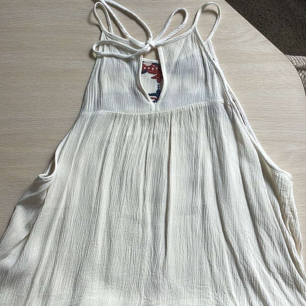 Embroidered Pattern Tank Top - Picture 4 of 4